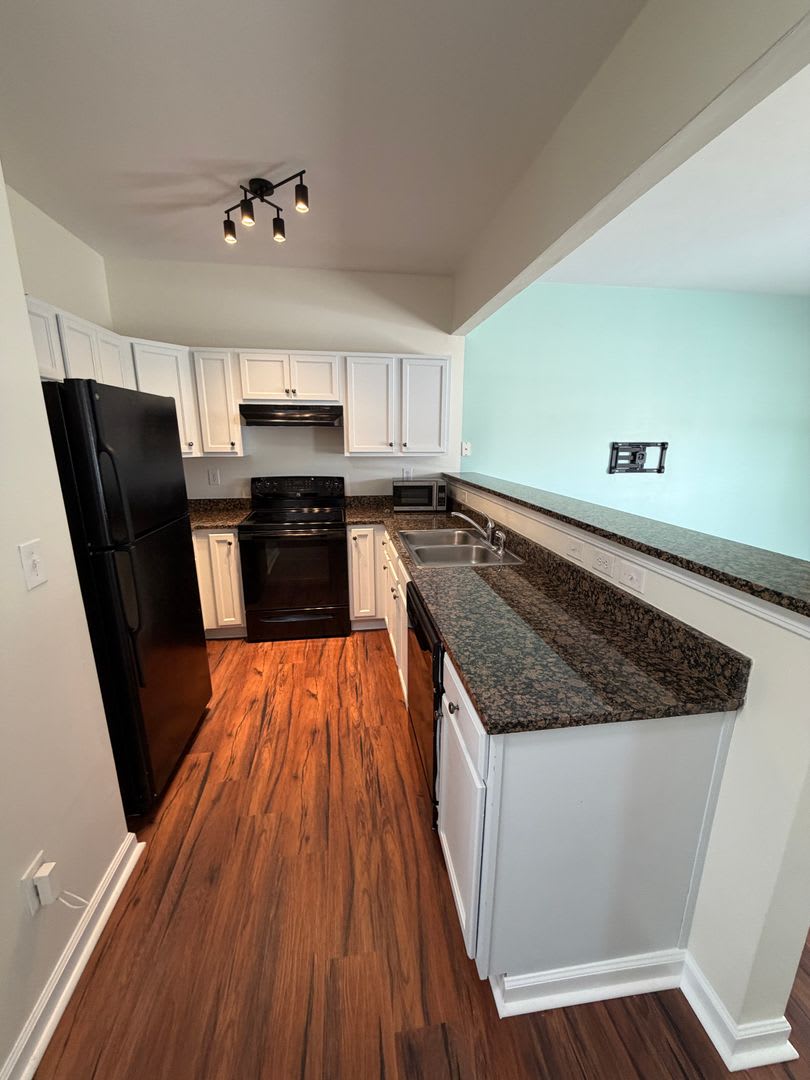 2BR Townhome w/ Deeded Parking, In-Unit W/D, Patio in Optimist Park – photo 4