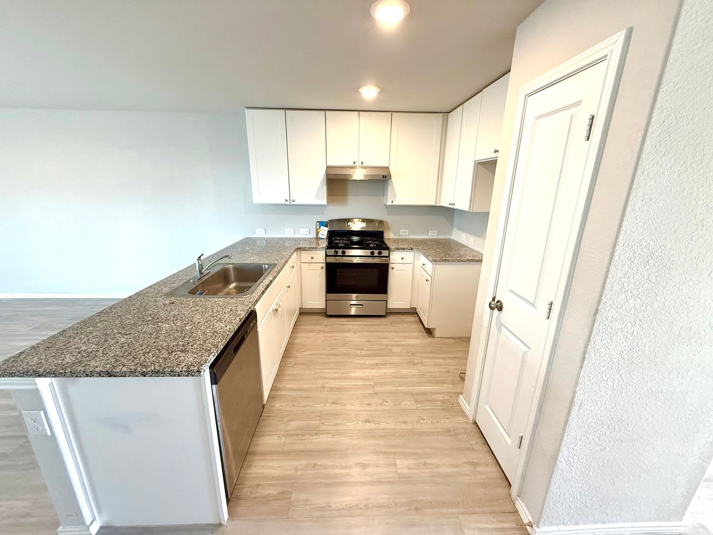 *MOVE IN SPECIAL* Comfortable Living with Open Kitchen & Fenced Yard! – photo 3
