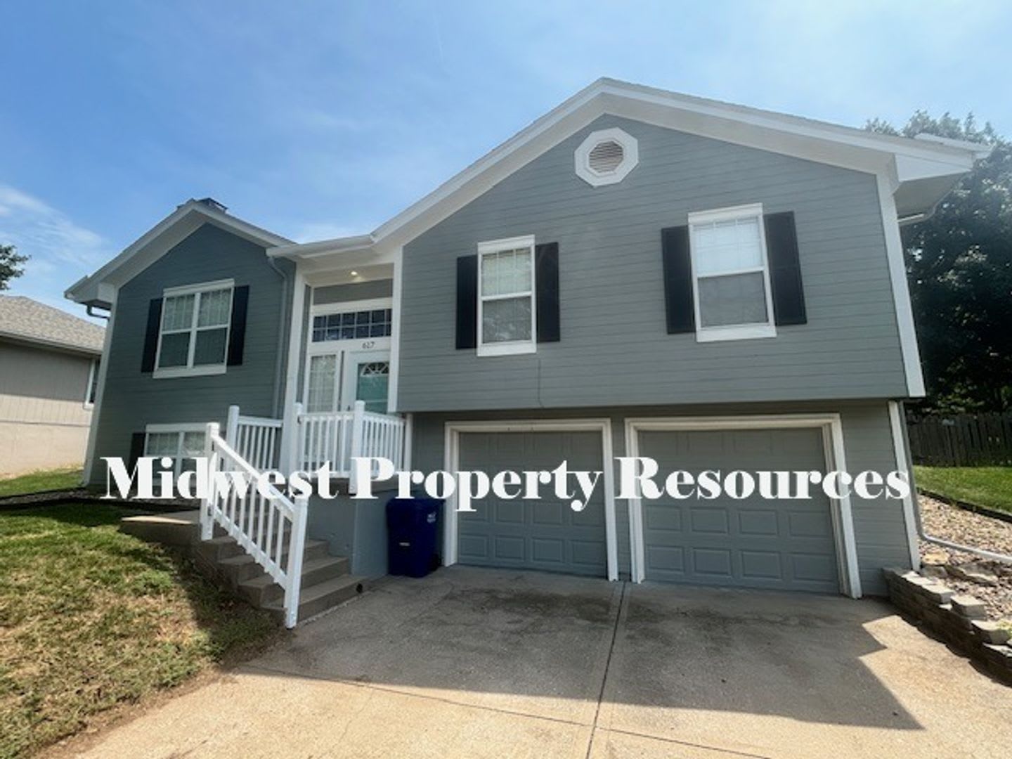 Wow! Everything is new! 3 bedrooms, 2.5 baths with a fenced backyard! – photo 3
