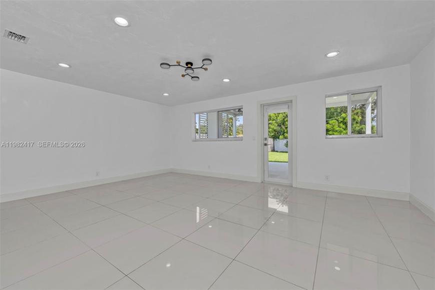 104 SW 7th St – photo 4