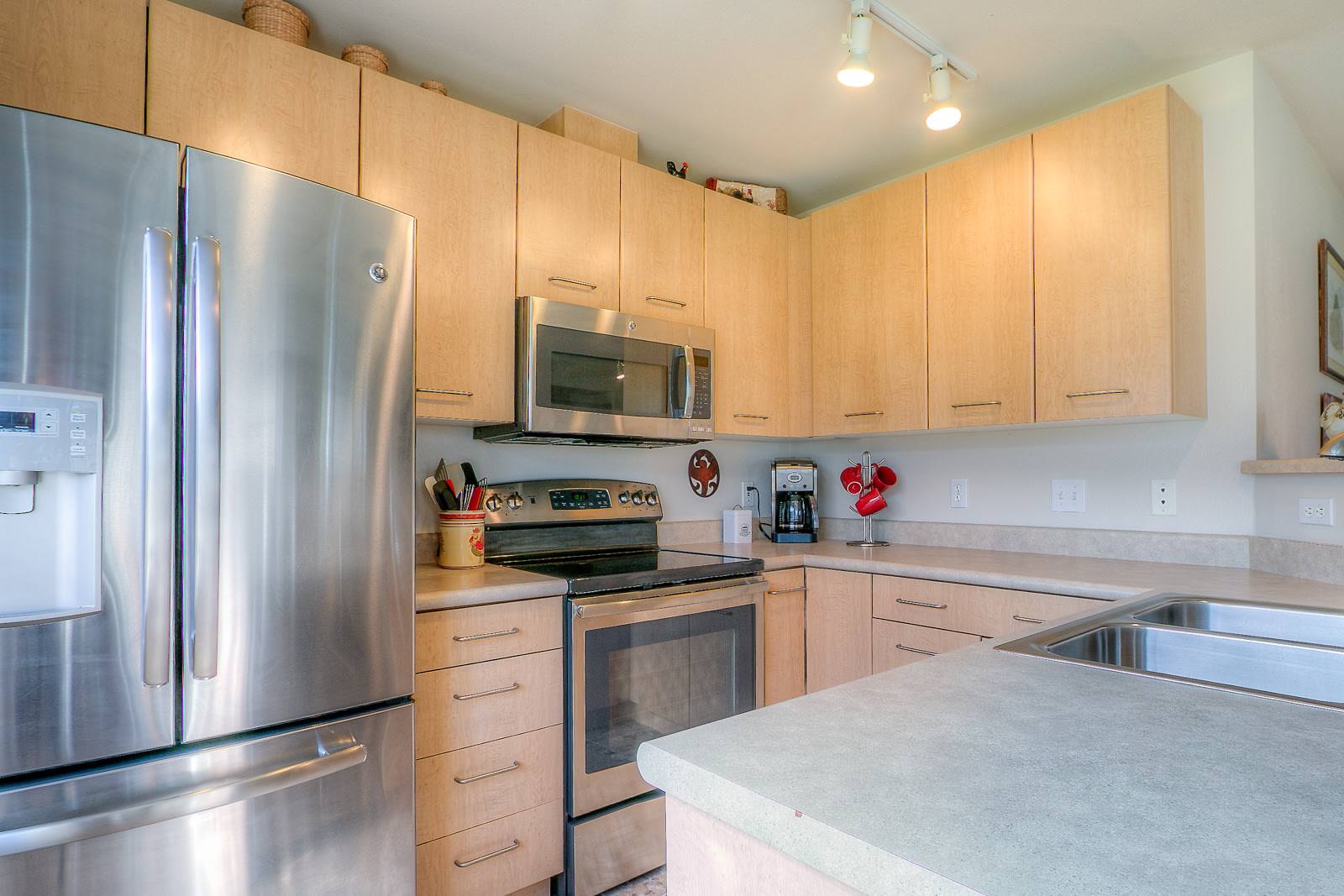 Beautiful 3 Bedroom Bordeaux Condo with 2 Garages – photo 4