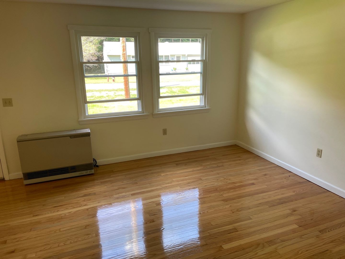 LARGE 2 BEDROOM TOWNHOUSE IN A PET FRIENDLY NEIGHBORHOOD – photo 4