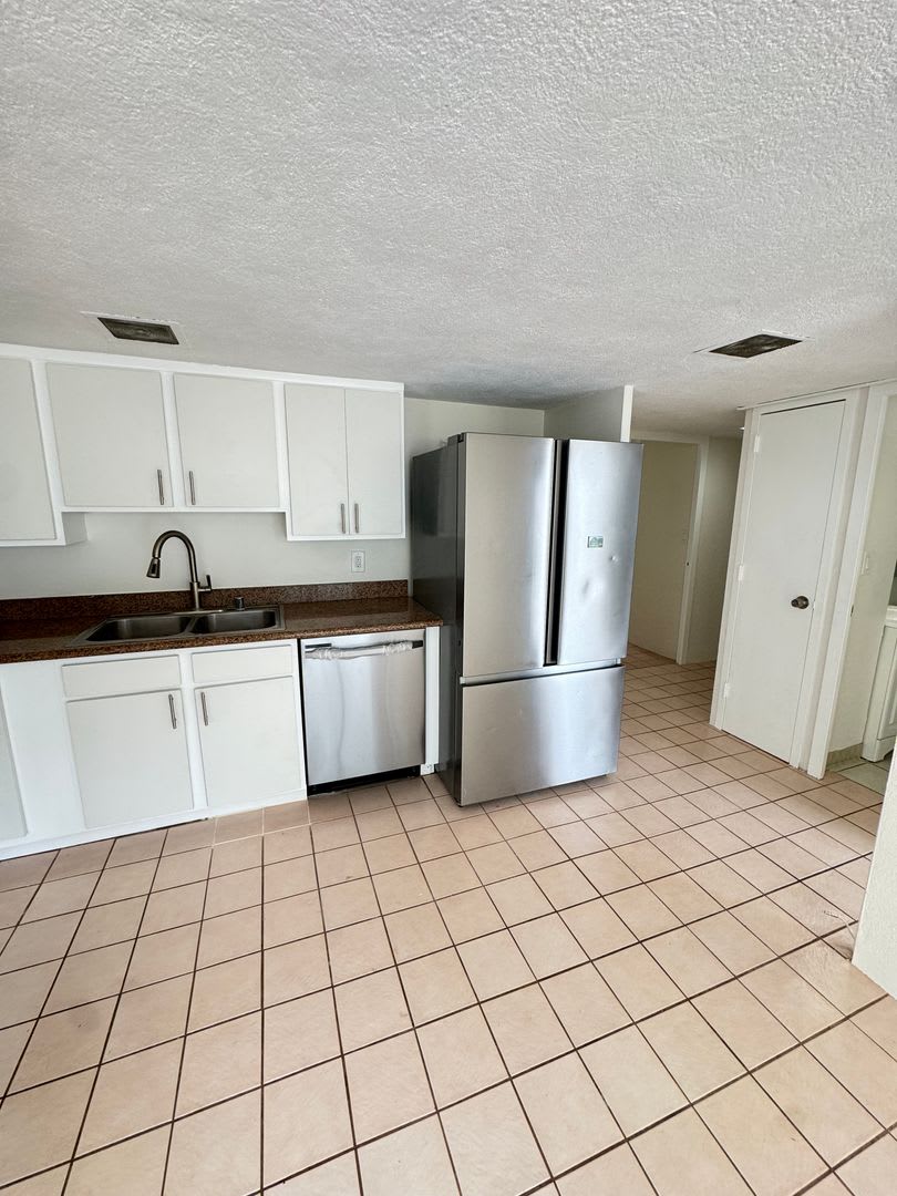PET FRIENDLY 3 Bed, 1 Bath, 1 parking ELECTRIC INCLUDED – photo 2