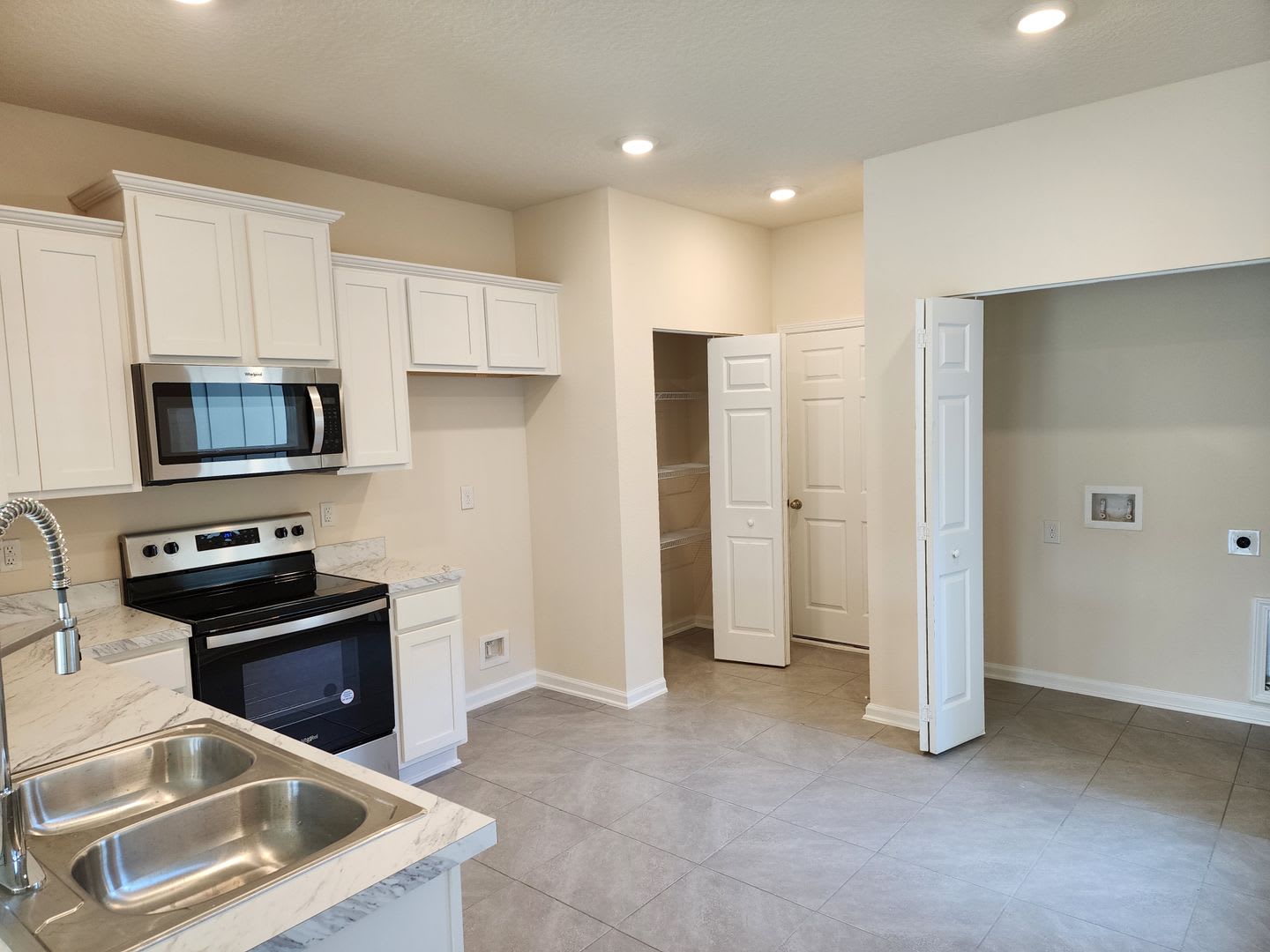 ***TWO WEEKS FREE*** New beautiful Three bedroom Two and a half bath two-story townhome – photo 5