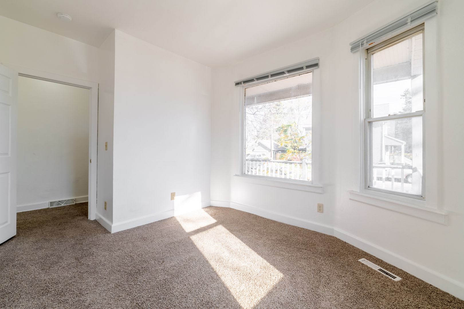 Spacious 4 Bedroom 2 Full Bath in Kenosha! – photo 3