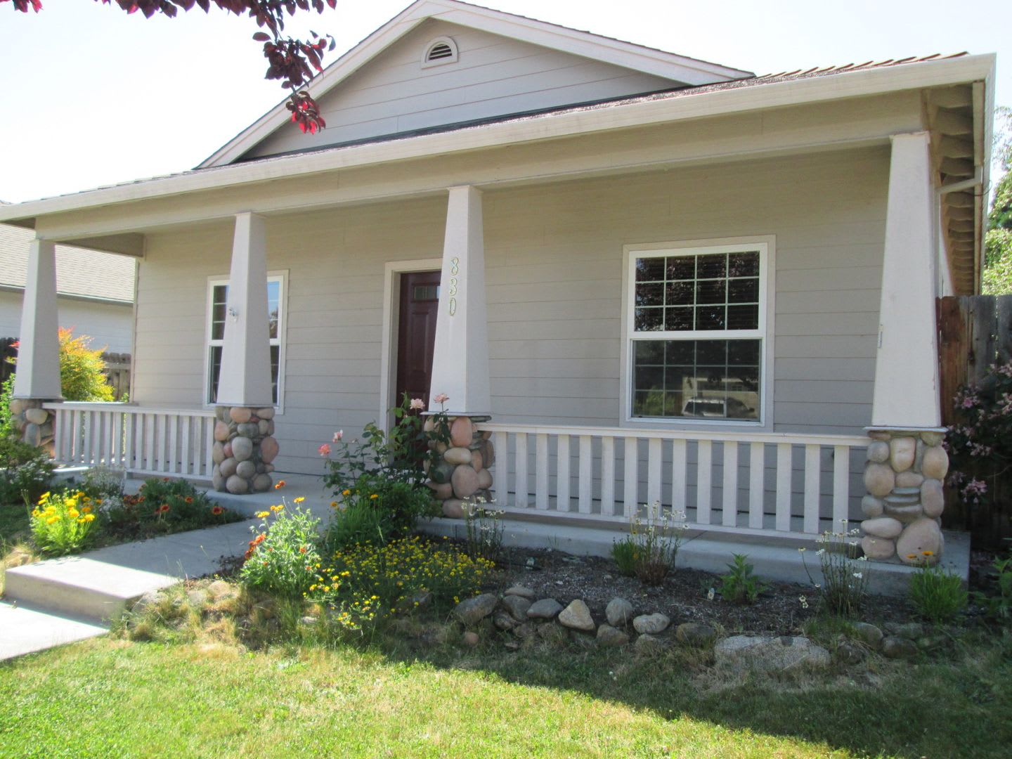 Charming Craftsman 3 Bedroom 2 Bath home in Located in Friendly Central Point – photo 1
