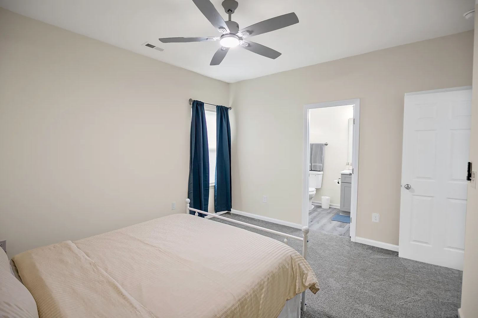Room In 3 Bedroom Home In Charlotte – photo 5