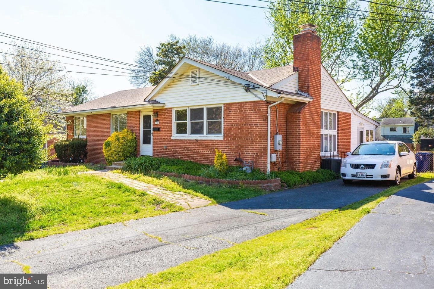 502 N Mansfield Street N – photo 1