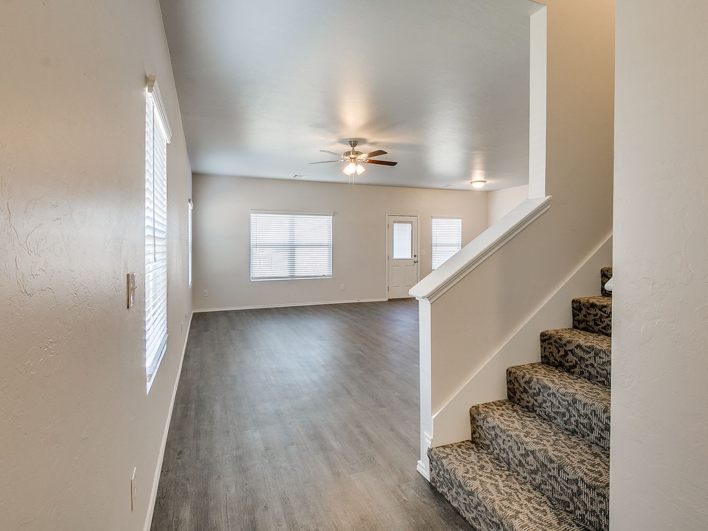 Available Now Spacious 4 Bedroom 2 5 Bathroom Townhome In Redstone Ranch Full Service Lawn Care Included – photo 3
