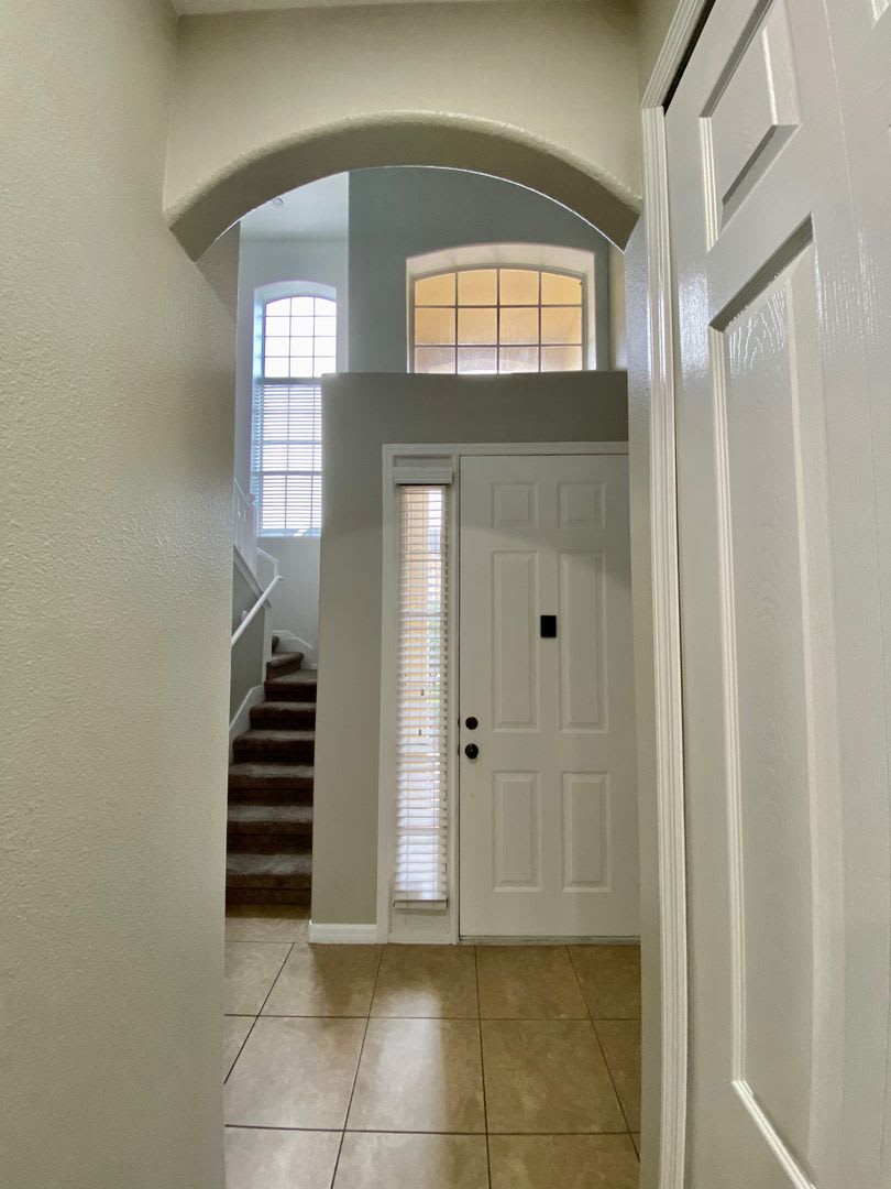 Move In September Stunning 4 Bedroom Loft 2 5 Bath Townhome Gated Community In Avalon Park 1 Car Attached Garage Hoa Handles Lawn Care Primary Bedroom On 1St Floor – photo 3