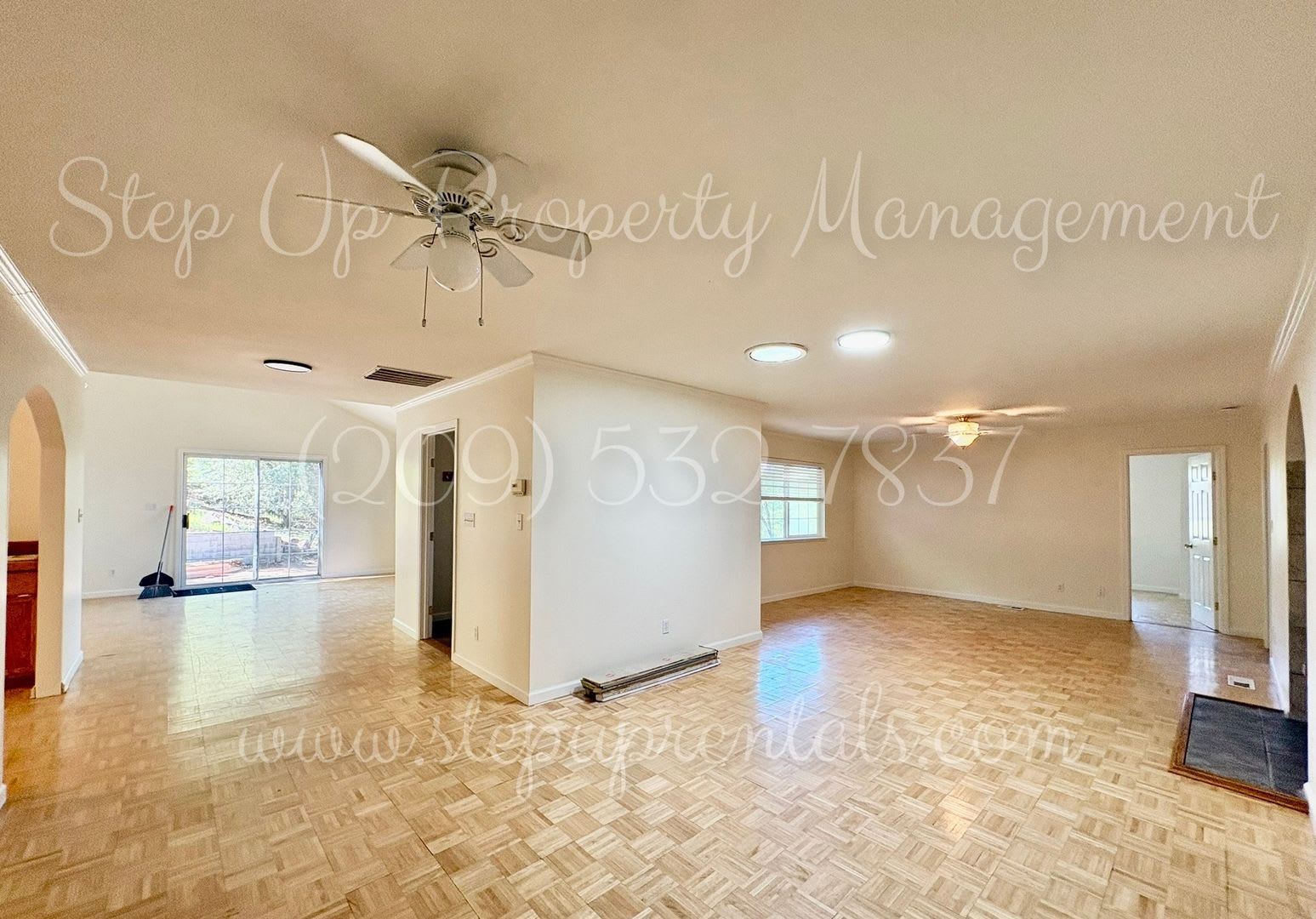 Spacious Contemporary Living: Stunning Three-Bedroom Retreat on Longeway! – photo 3