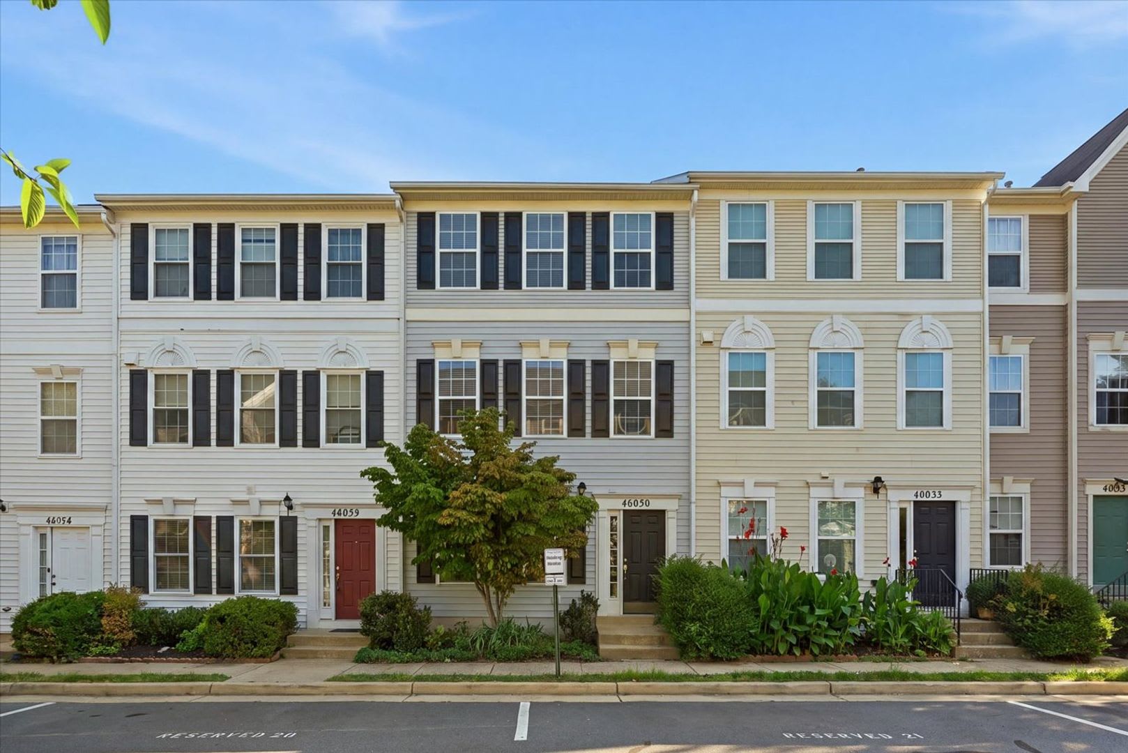 Fantastic Townhome in Sterling! – photo 1