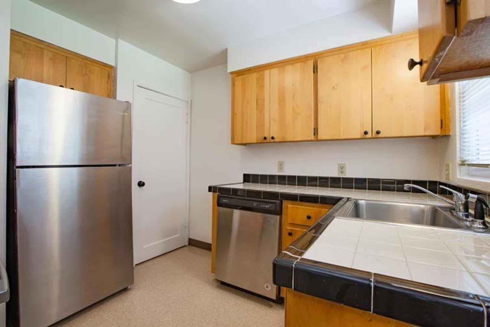 Comfort and Style in Mid Century Cedar Hills 2BR Townhome! – photo 4