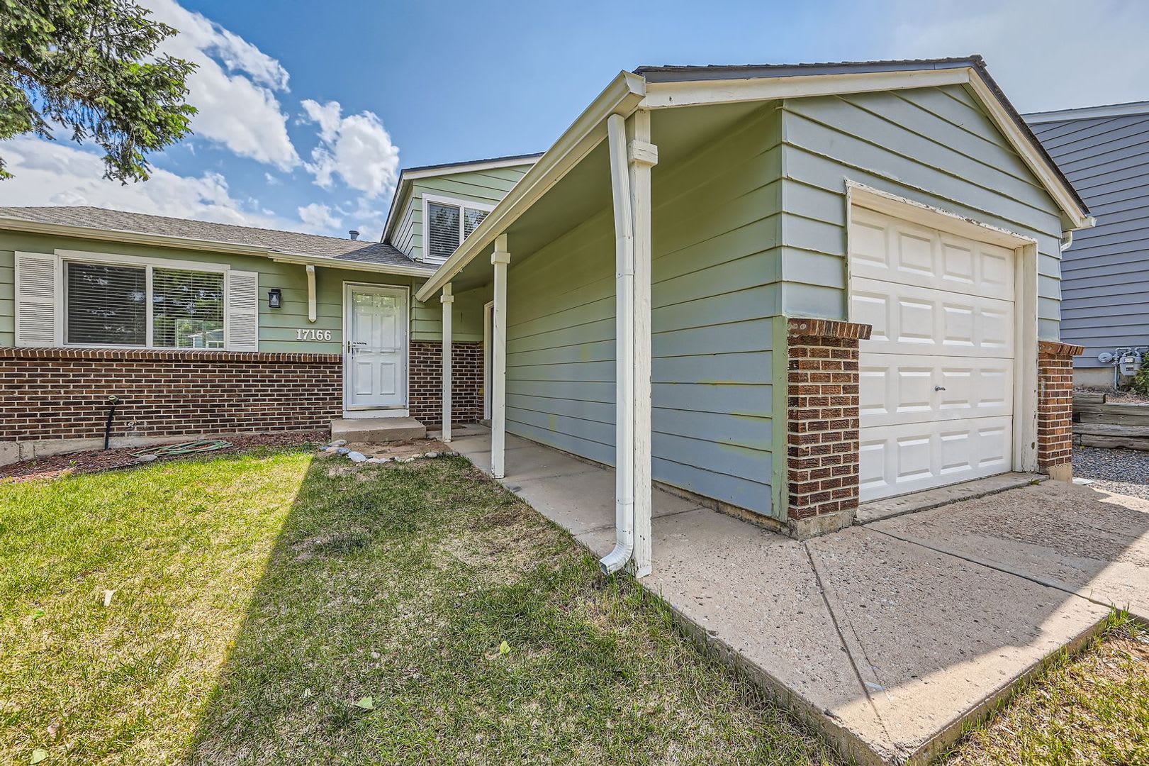 Spacious 3-Bedroom Aurora Home with Fenced Yard, Garage & Central AC – photo 2