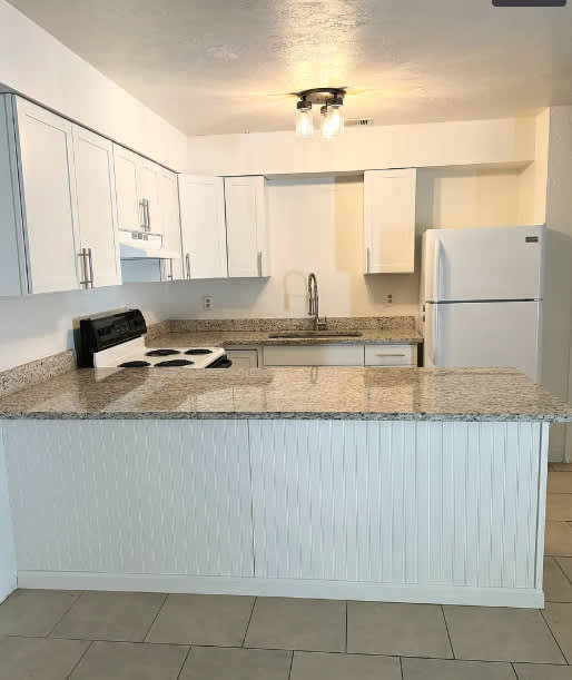 1242 NW 8th Ave9 – photo 2