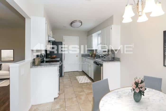 1513 Northeast 6th Street – photo 3