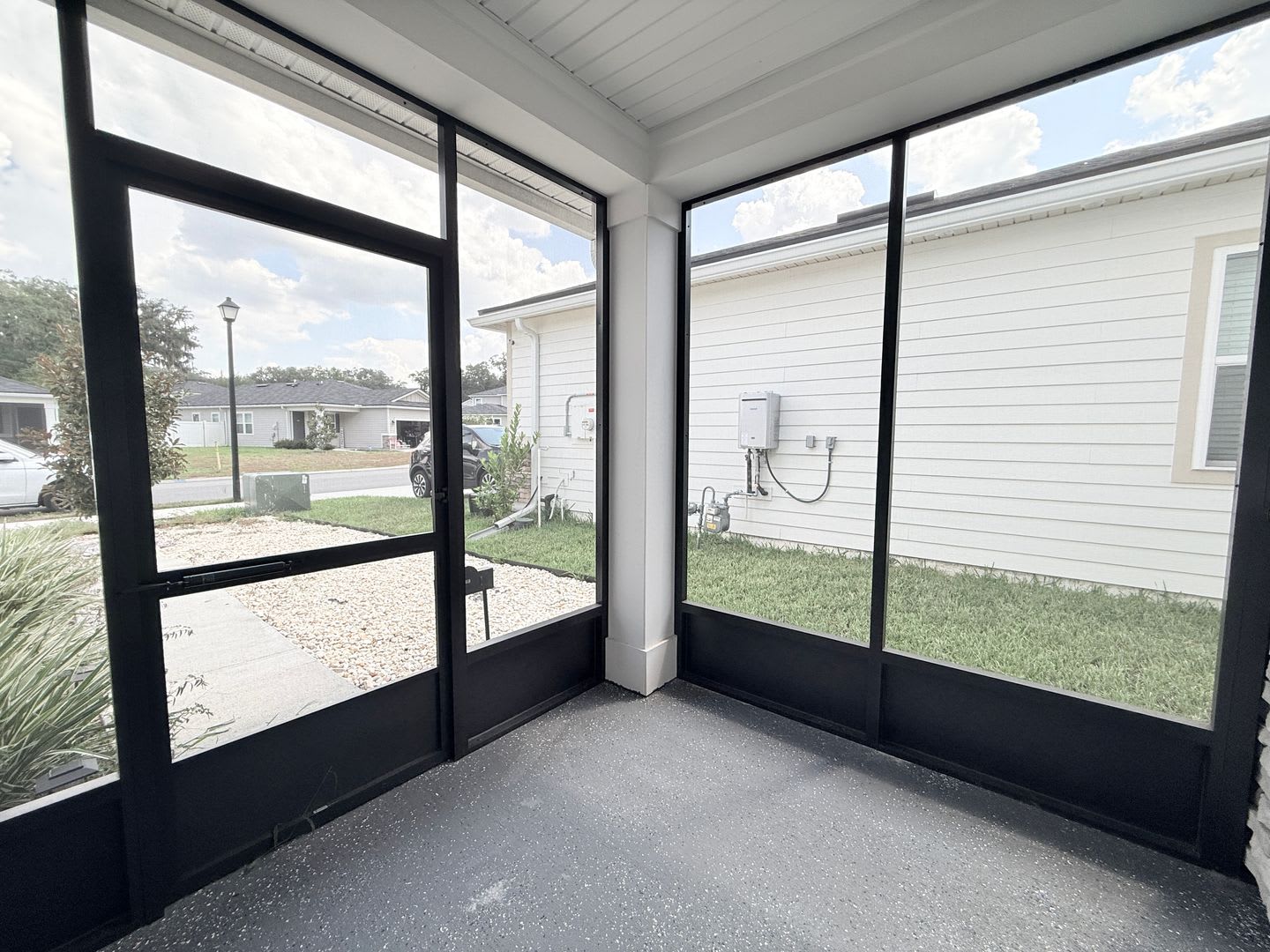 Bright & Spacious 4BR Home with Screened Porch & Paver Patio – photo 3