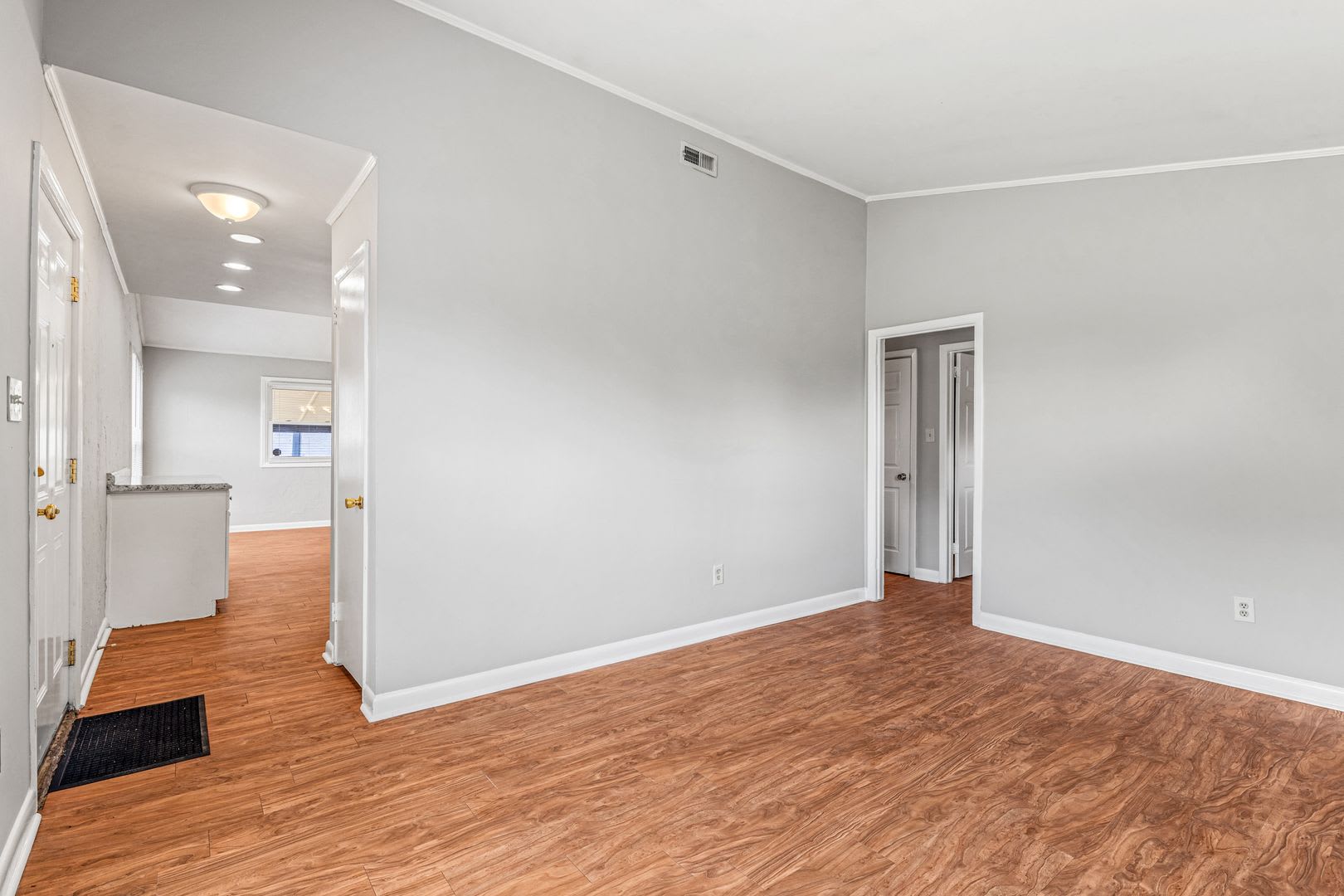 NE – Desirable Neighborhood, Brick Home, Wood/Laminate Flooring, Vaulted Ceilings, Carport, Fenced! – photo 5