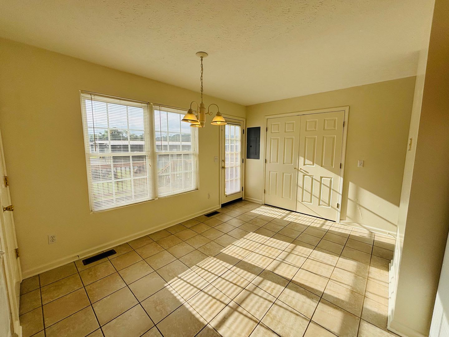 2 Bedroom, 2.5 Bath Townhouse – photo 5