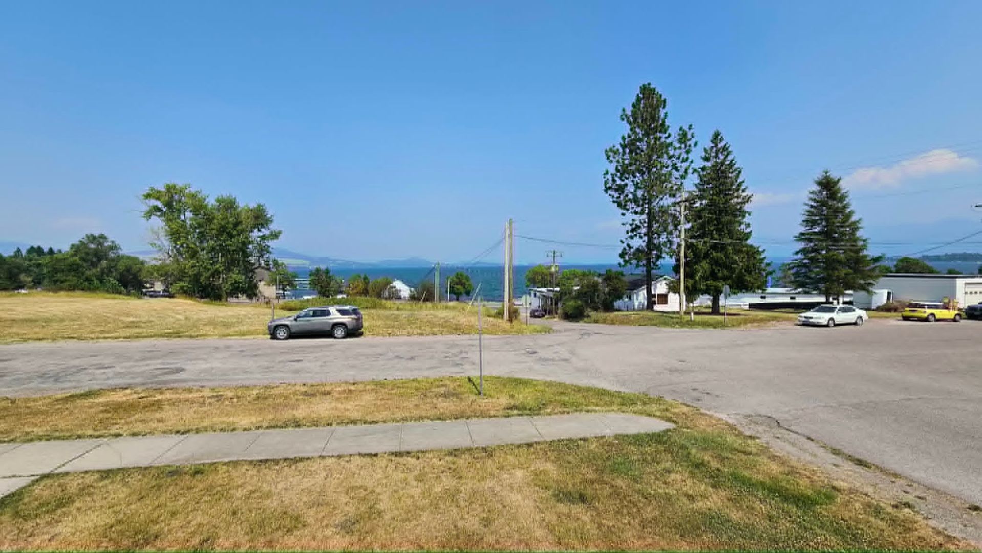 Corner Lot House With Lake Views – photo 4
