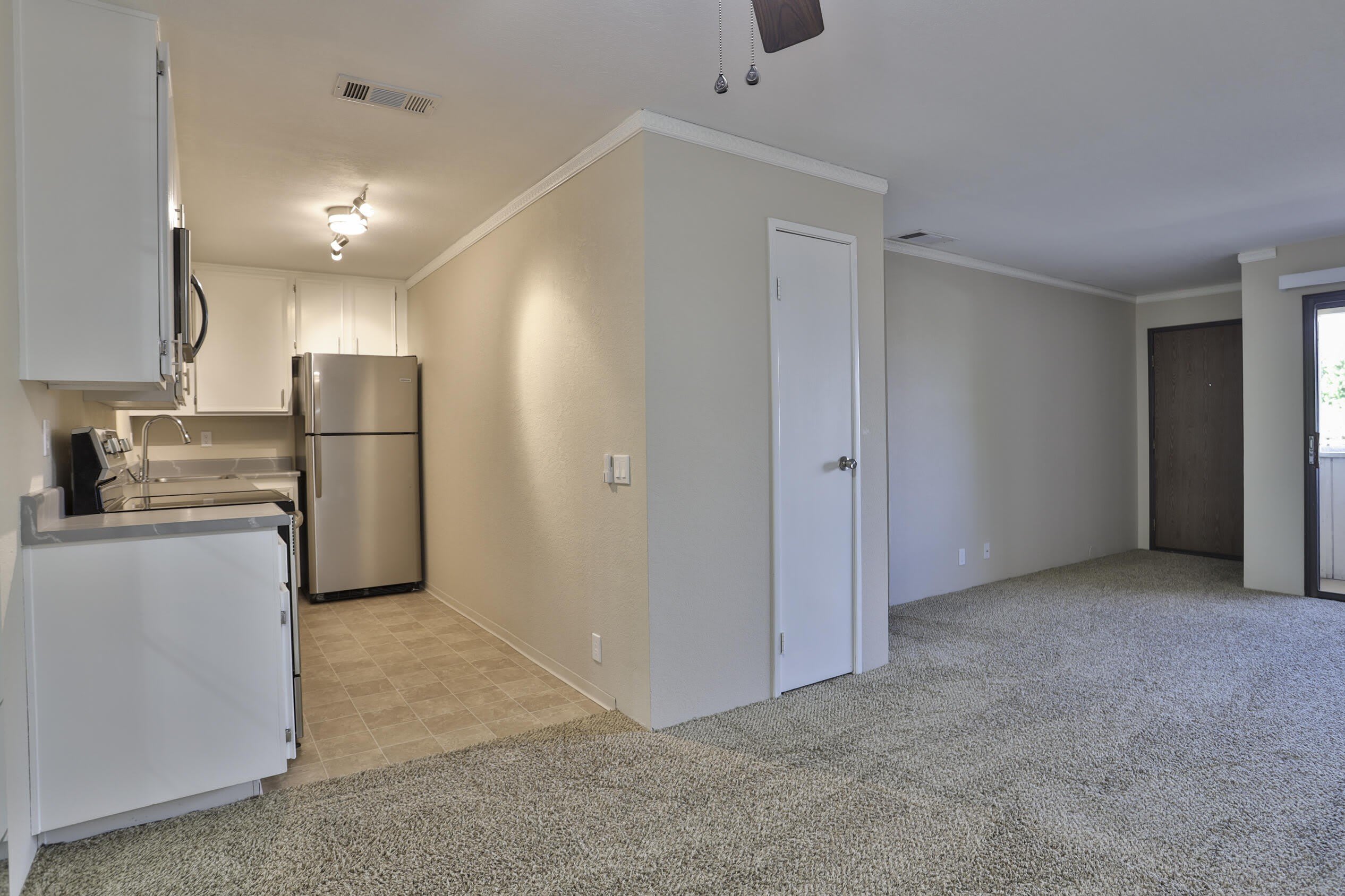 2820 N Arcadia Court – photo 4