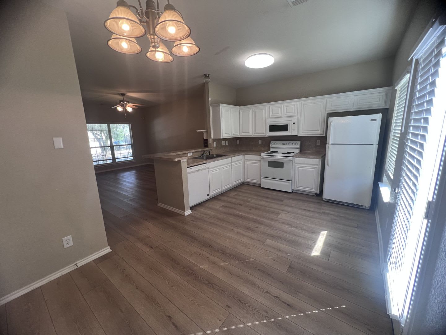 Spacious Home With Oversized Backyard & Lawn Service Included! – photo 5