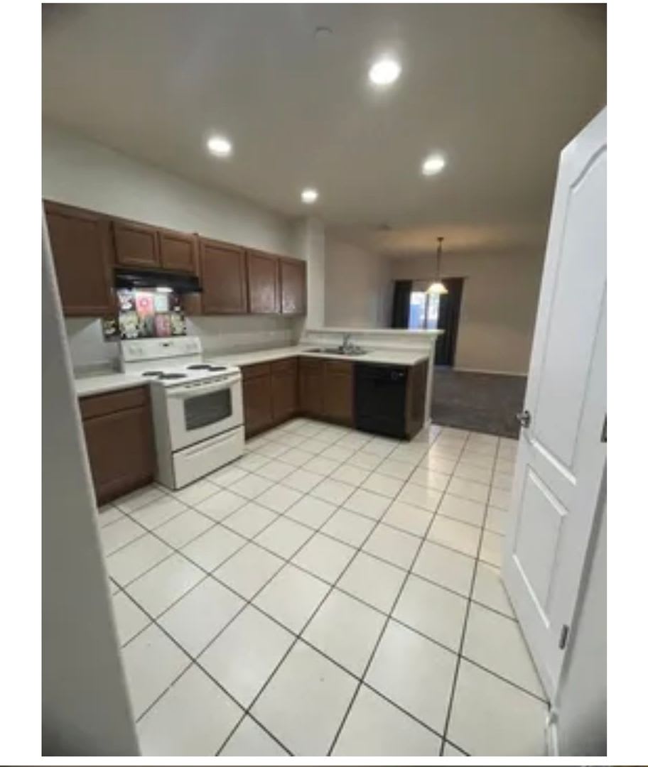 NE 3/Bd 3/Ba 2story 2/CG TH – photo 3