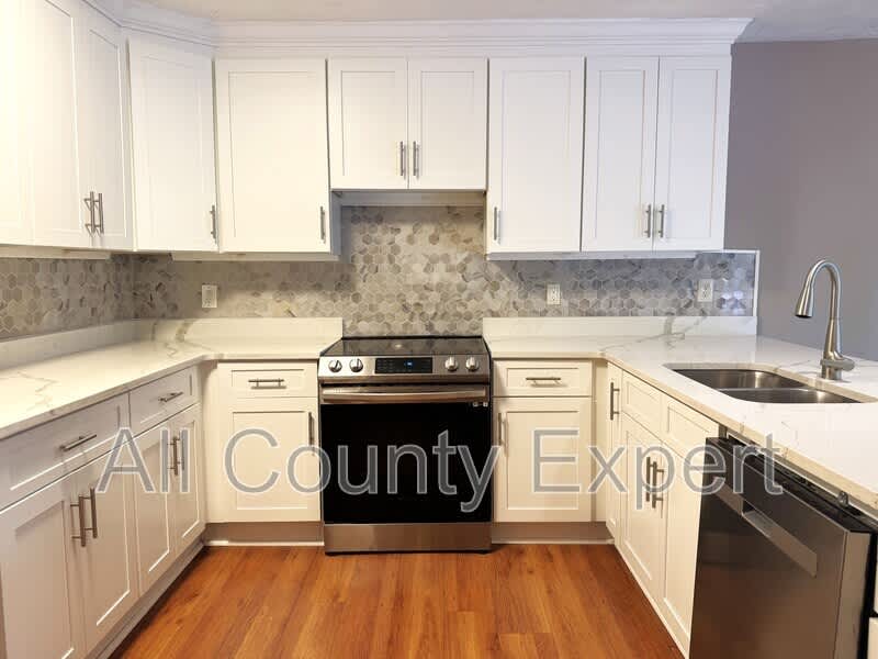 1302 Colony Drive – photo 3