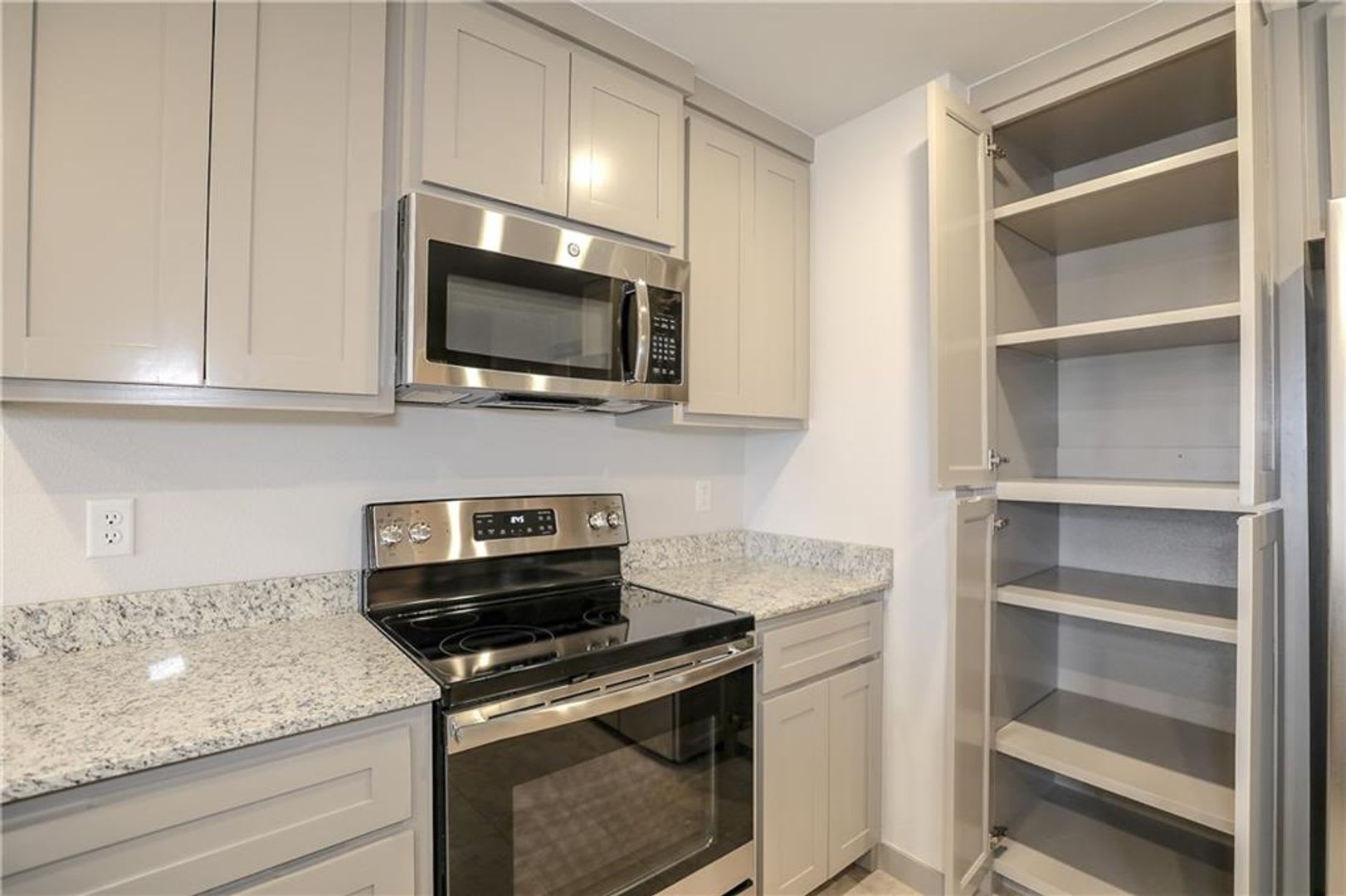 Welcome To Your Next Home In A Fabulous Central Location – photo 4