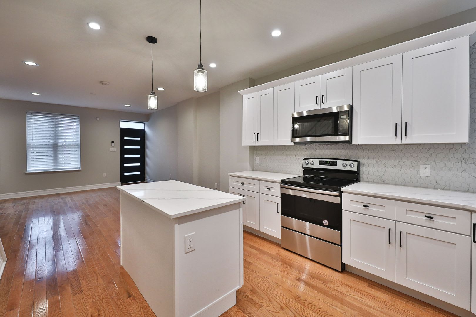 Amazing Fully Renovated 3 bed 2.5 Bath Brewerytown Home! – photo 4