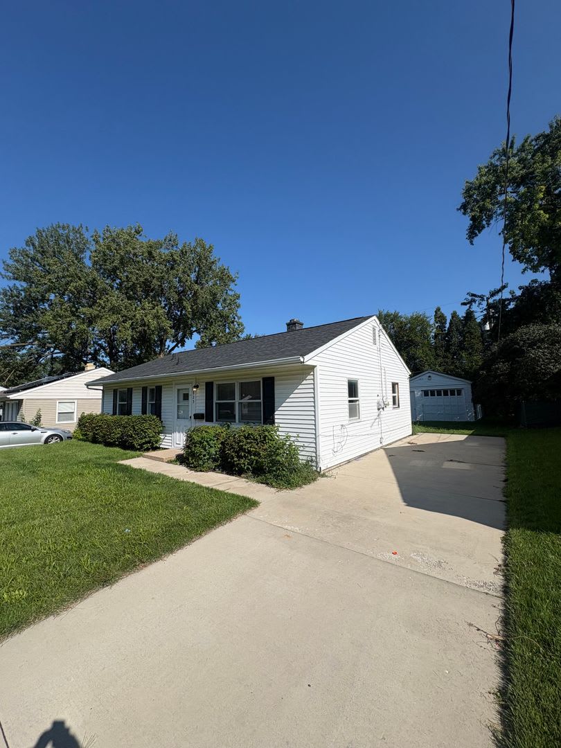 Charming 3-Bedroom Home in Peoria — Detached Garage, Off-Street Parking, Move-In Ready! – photo 2