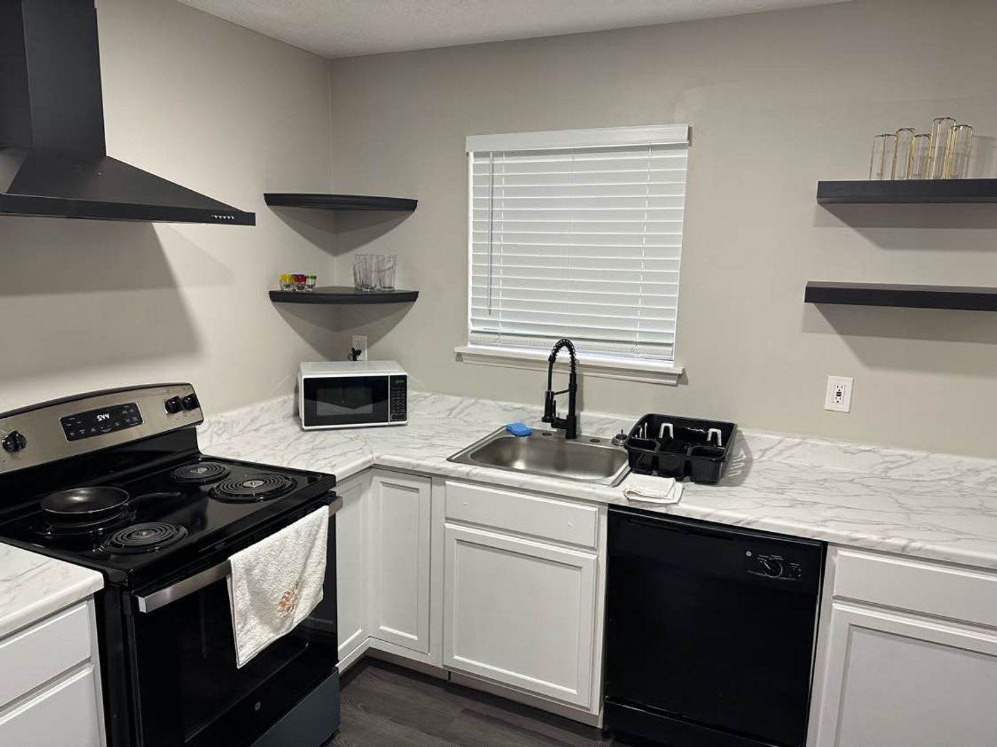 Room In 5 Bedroom Home At Newberry Trl – photo 1