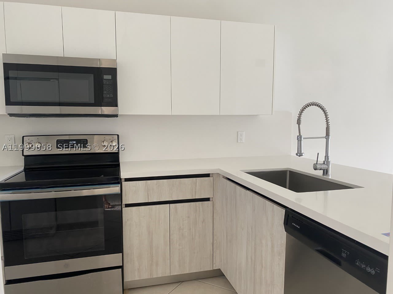 219 SE 8th St – photo 3