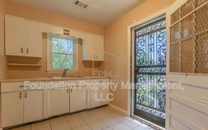 2061 Pendleton Street – photo 4