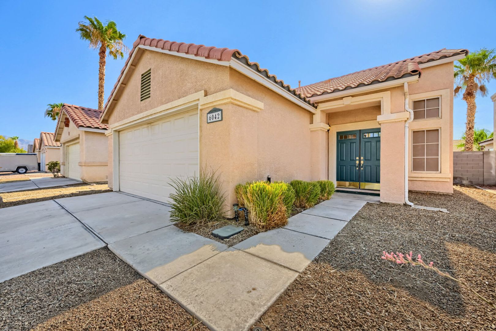 Move In Special 300 Off First Month Rent Beautifully Updated 3 Bedroom Home With Designer Kitchen Cozy Fireplace – photo 2