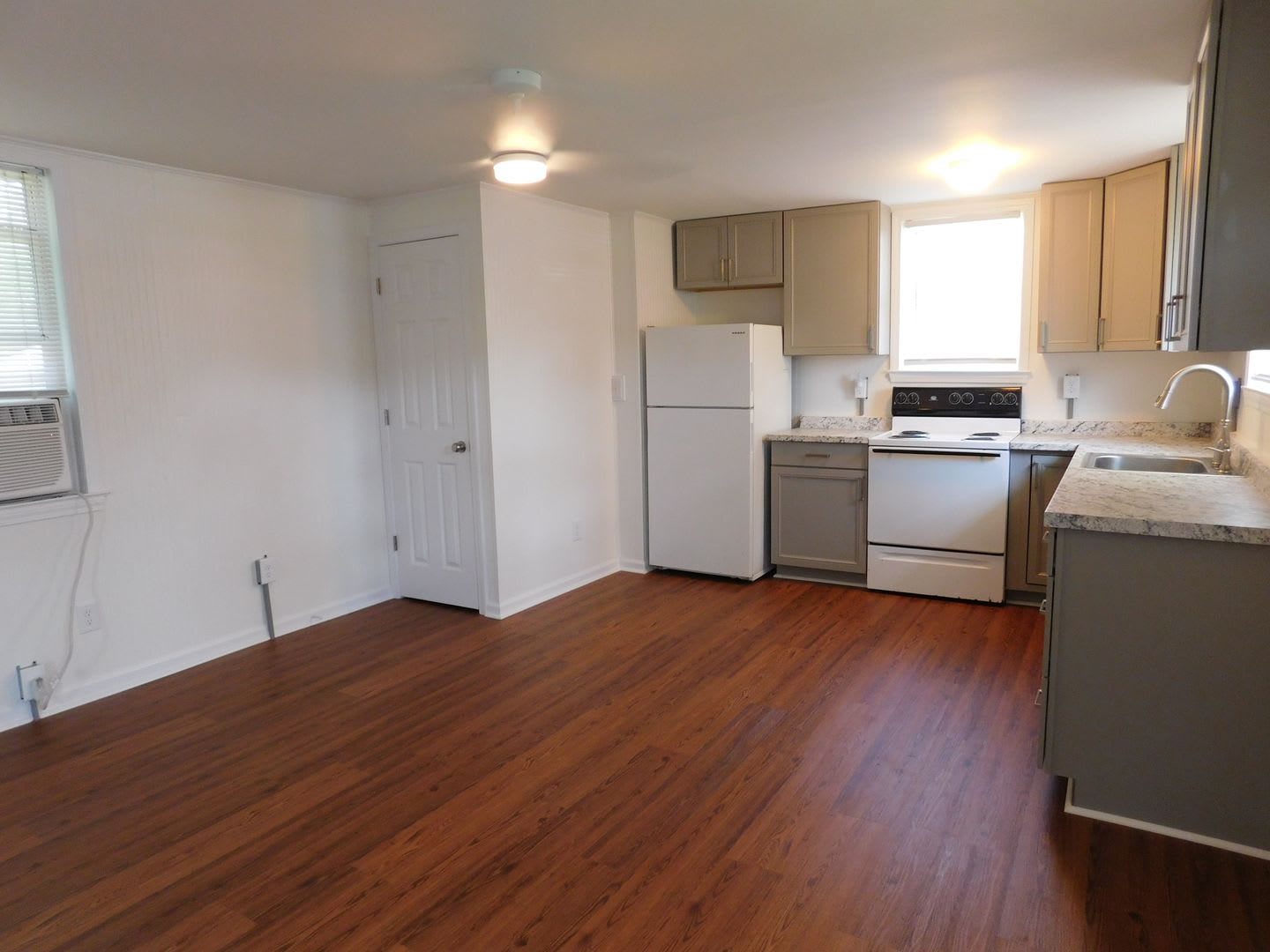 2208 1/2 Spencer Avenue – photo 4