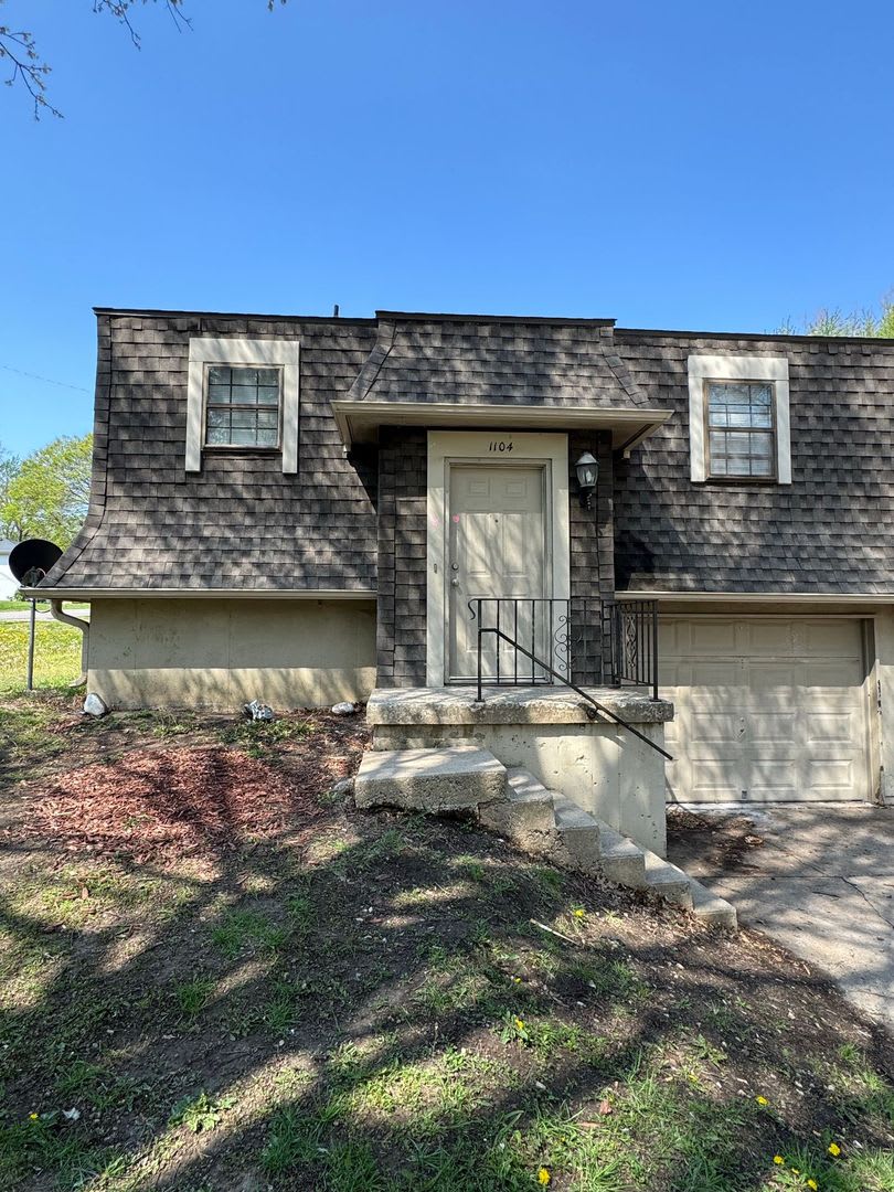 2 Bed Duplex with Bonus Room & Garage – photo 1