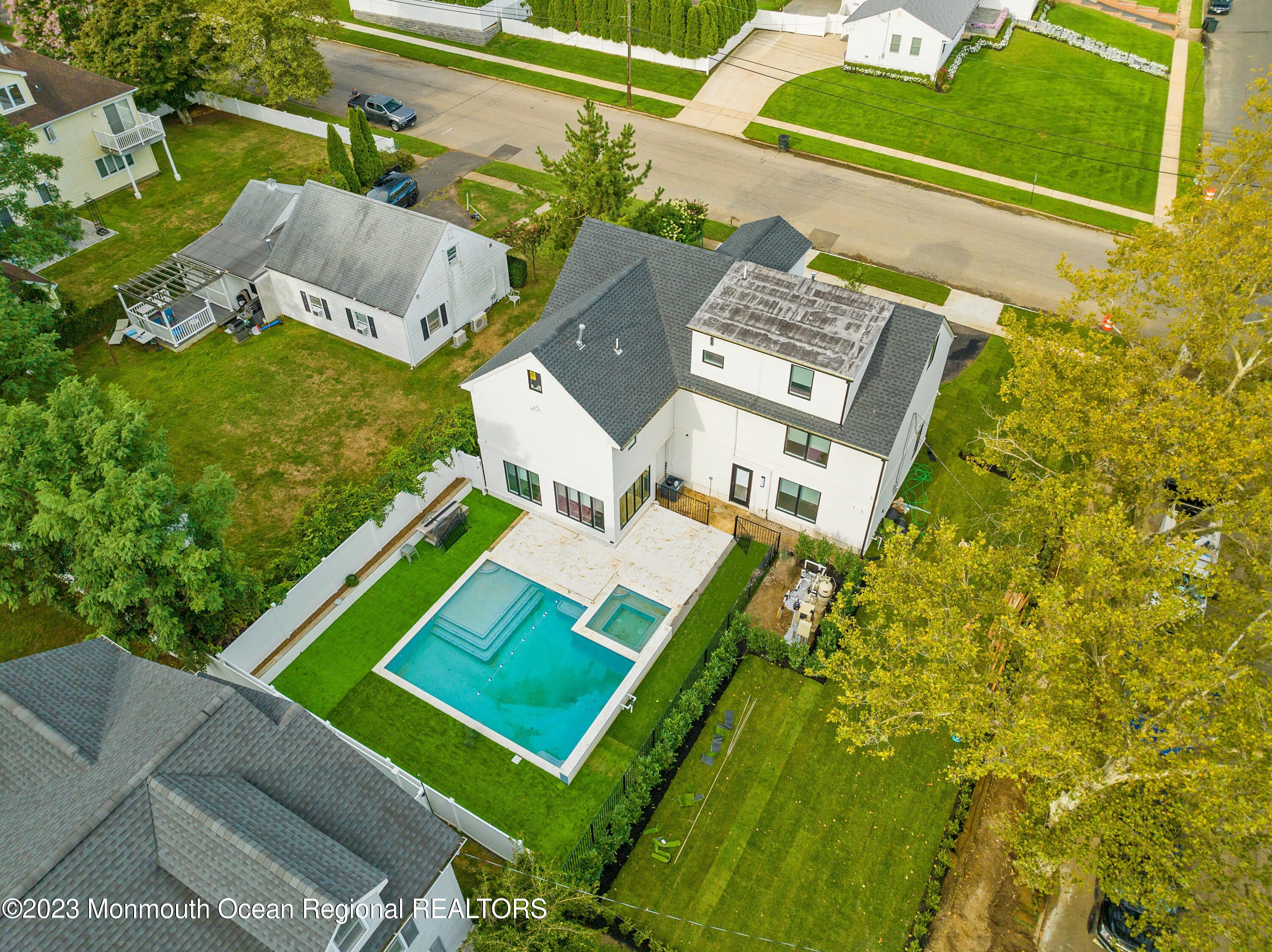 929 Van Court Avenue – photo 2