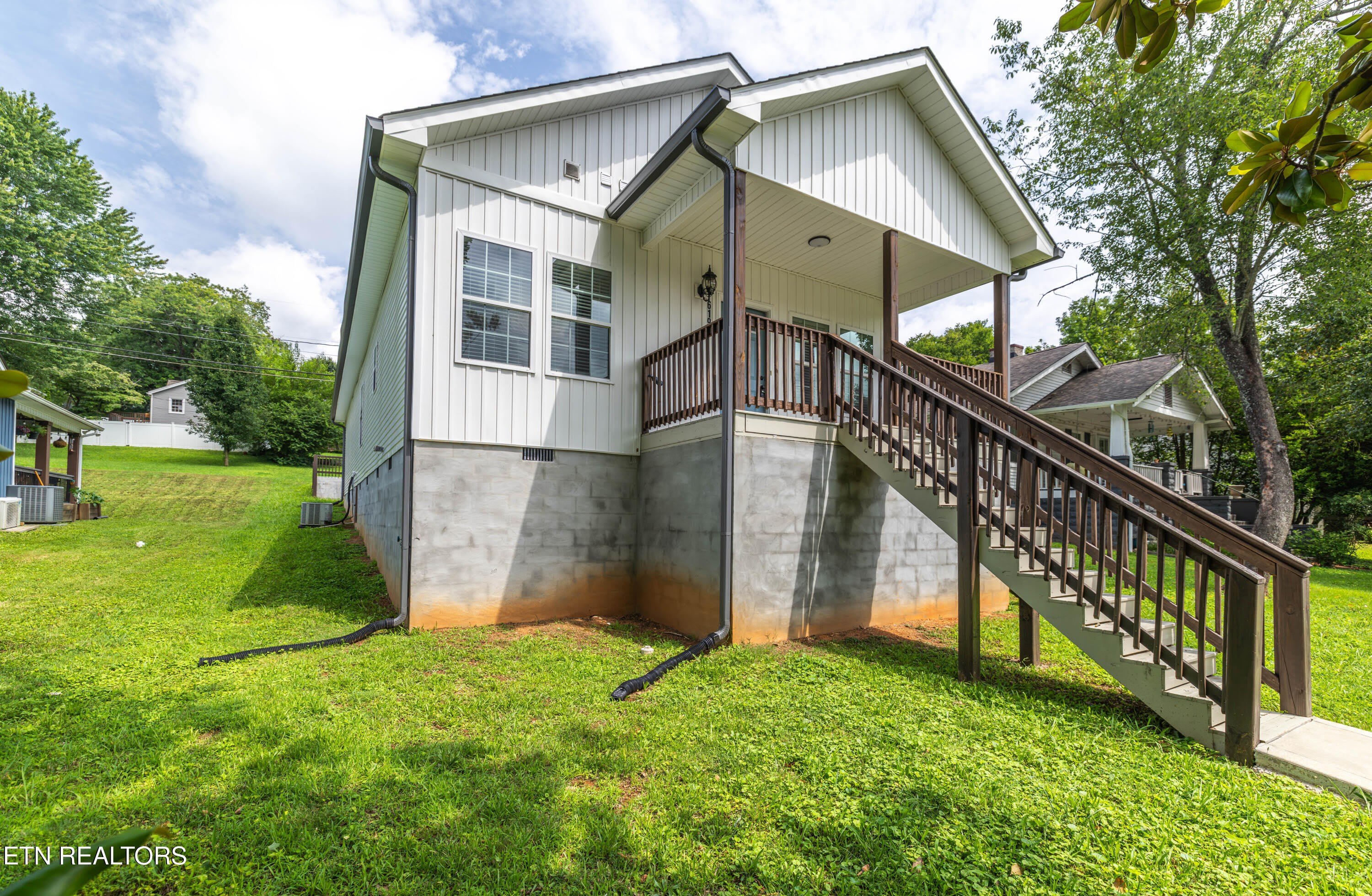 619 Midlake Drive – photo 3