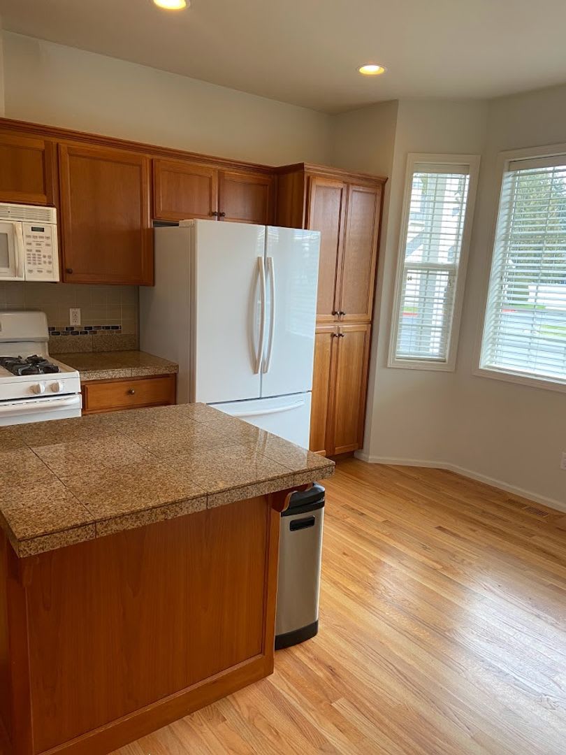 Gorgeous green space views, soaking tub, and functional Layout – photo 4