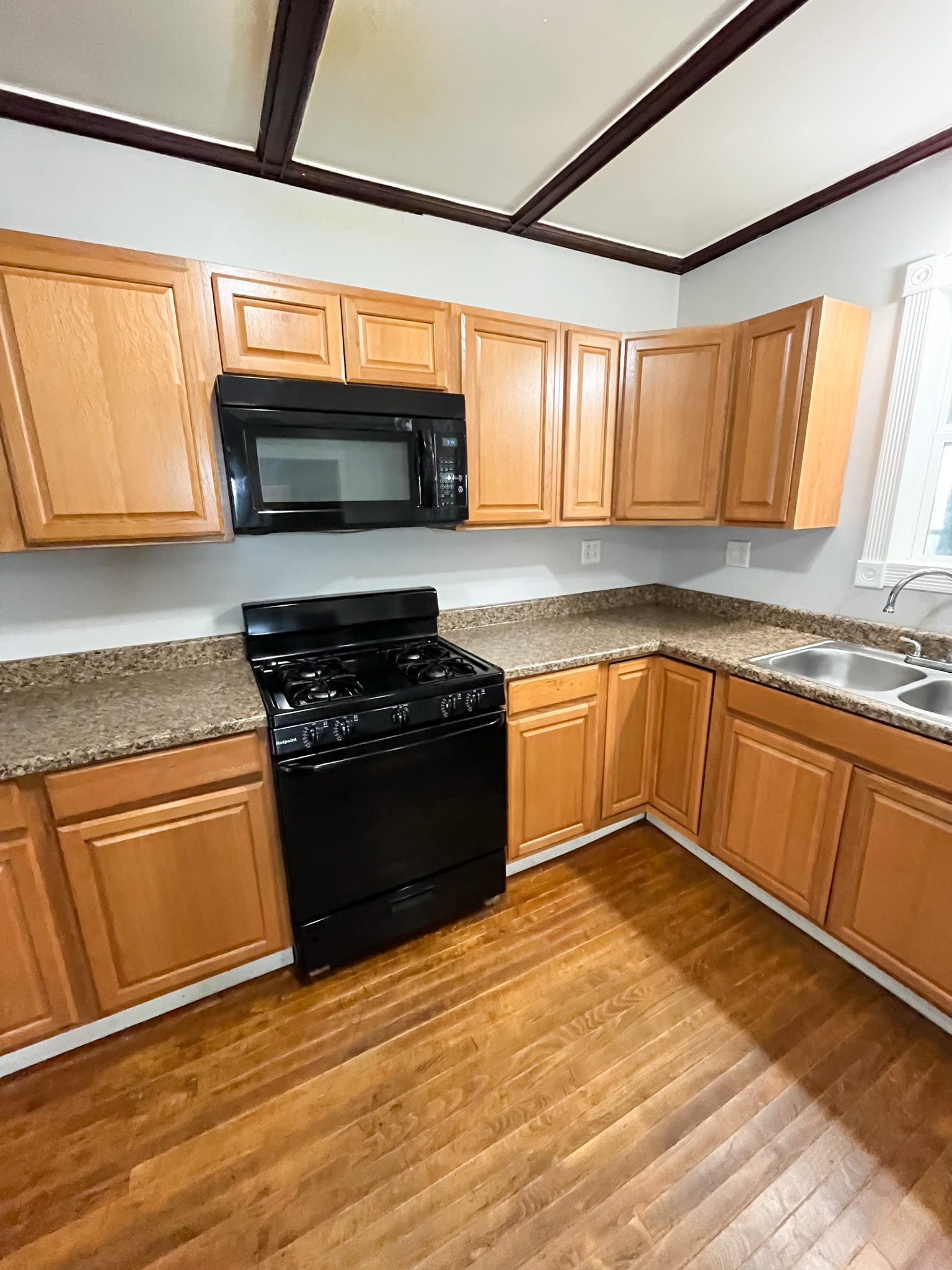 1011 Bronson Street – photo 3