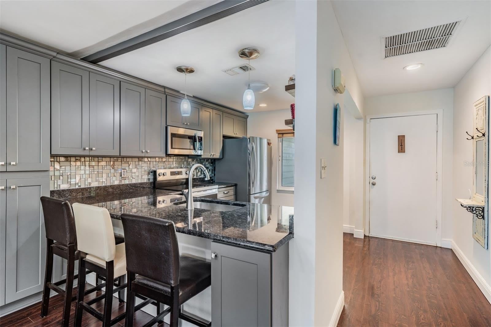 637 DRAKE Lane N – photo 3