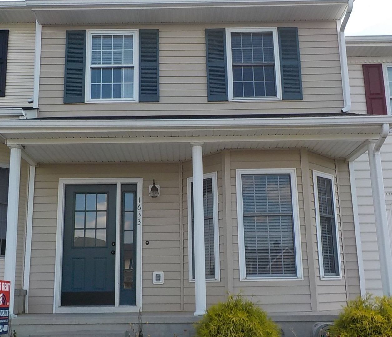 3 Bedroom 2.5 Bath Townhouse – photo 1