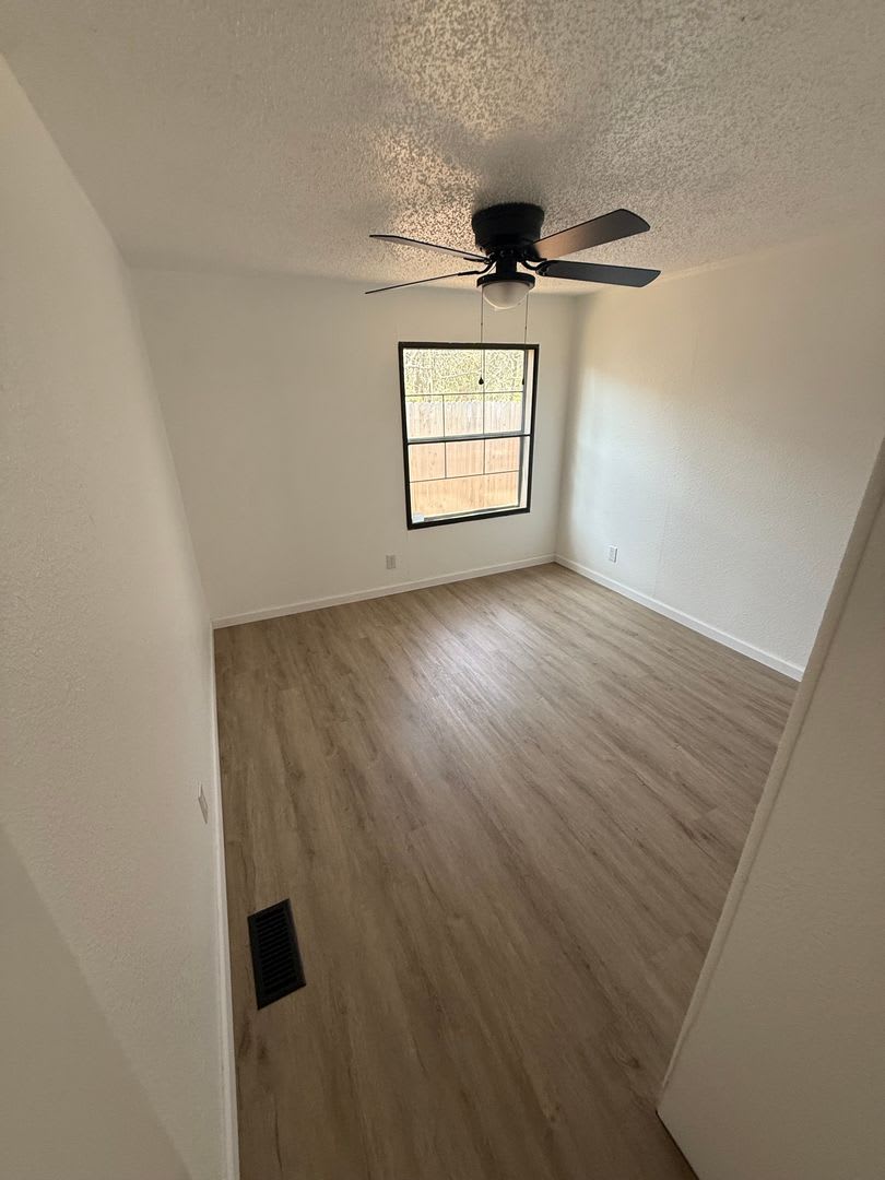 MOVE IN SPECIAL $800 OFF 1ST FULL MONTHS RENT!!! Gated area 3/2 Granbury – photo 5
