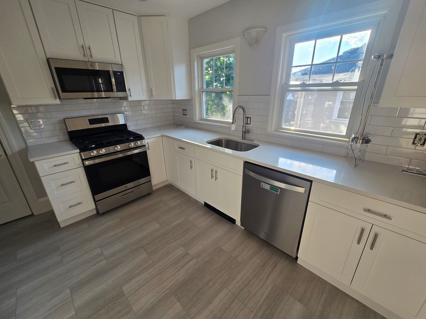Newly Renovated Top Floor 2 Bed Amazing location! – photo 1
