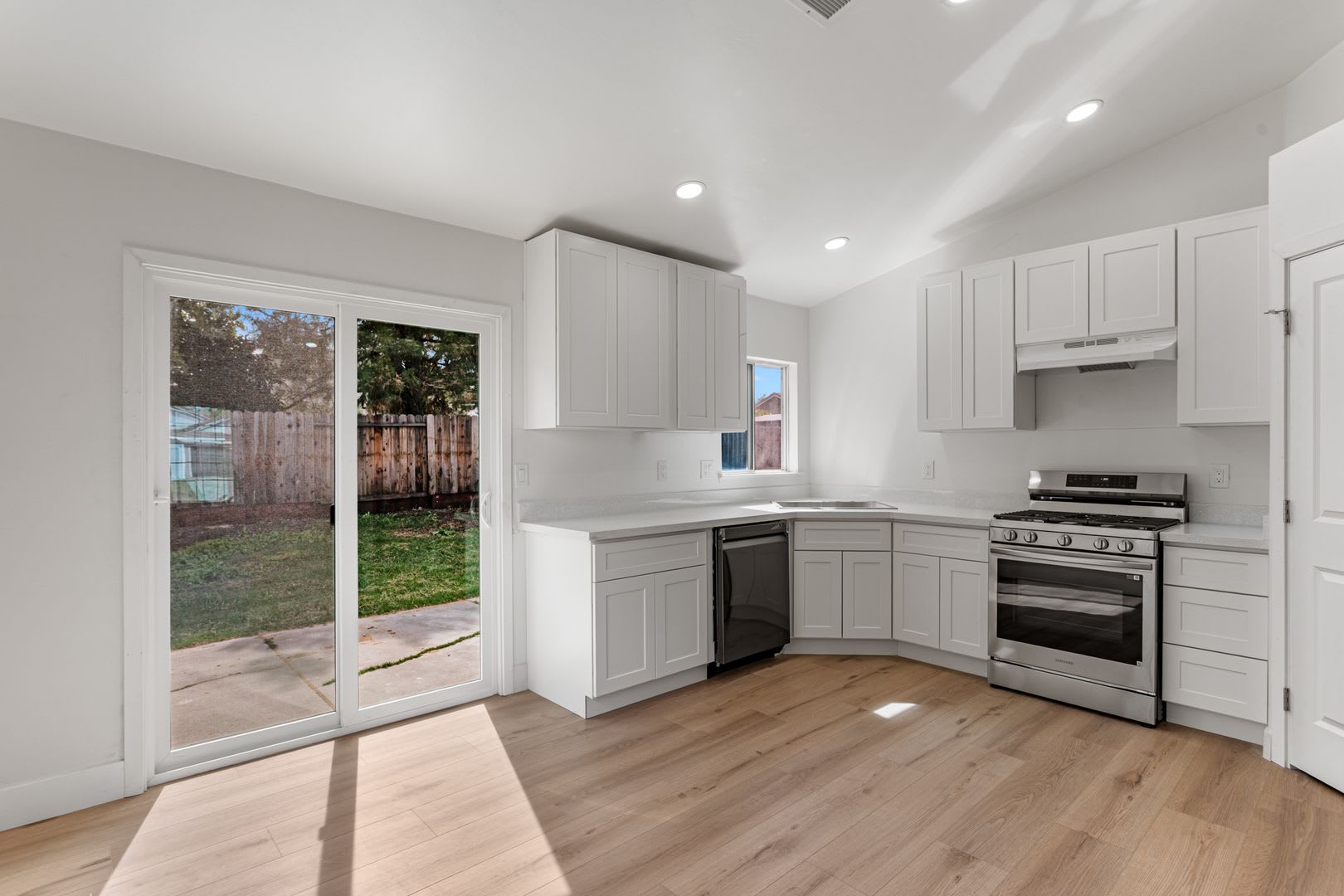 Remodelled, Move in Ready, Single Story House – photo 2