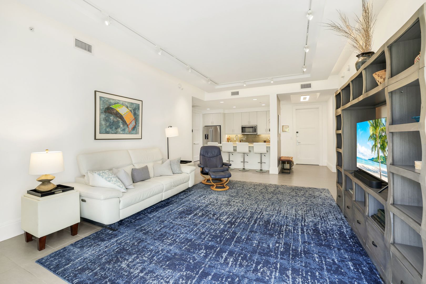 Luxury Living Meets Prime Location Naples Square 2 2 Condo With Expansive Terrace – photo 5