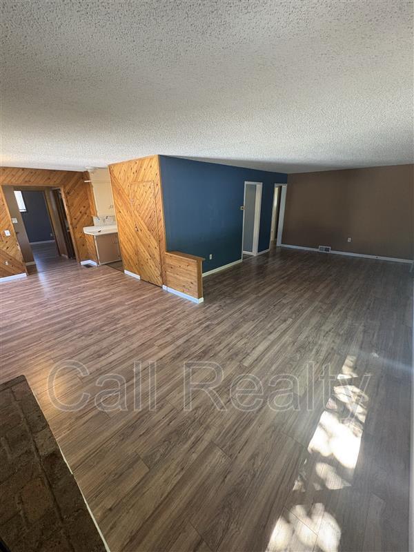 1210 N Locust Rd – photo 3
