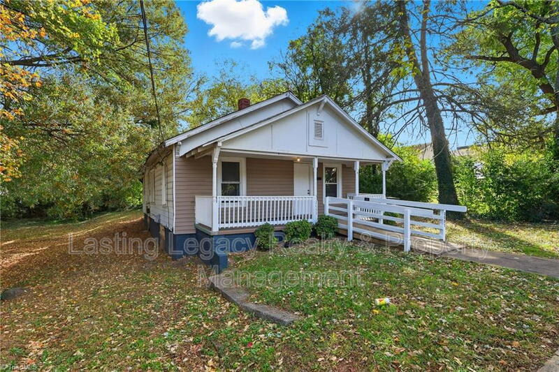 2051 Bloomfield Drive – photo 2