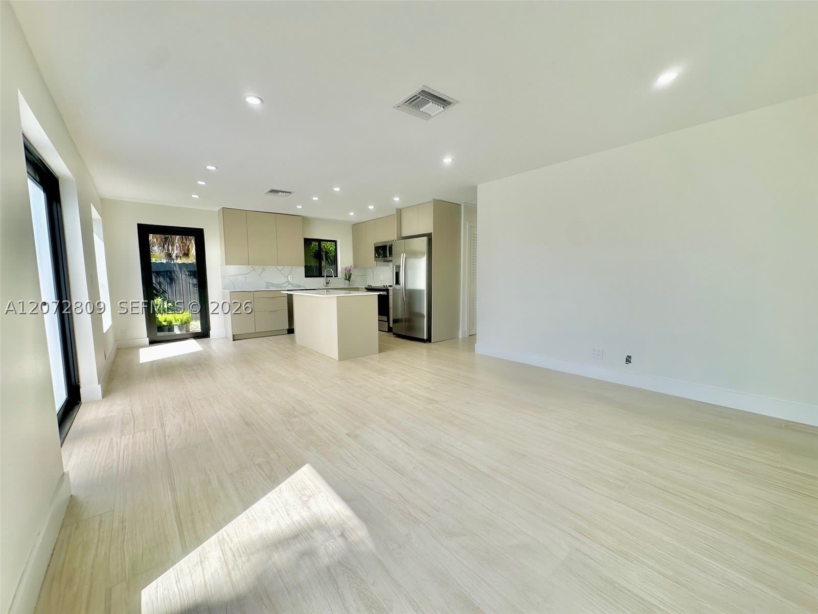 1610 NE 17th Ave – photo 2